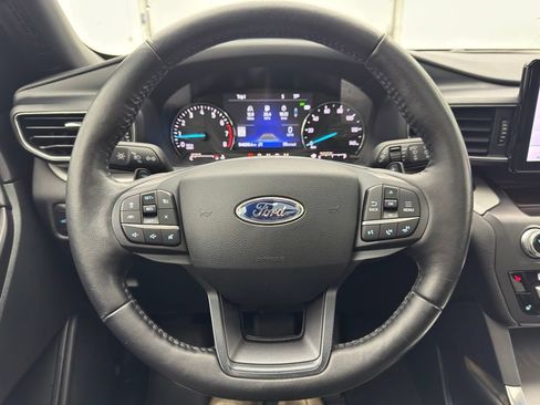 Used 2020 Ford Explorer XLT w/ Equipment Group 202A AWD/4WD image 17