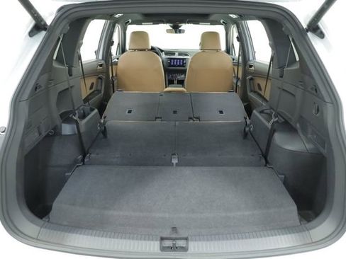 Used 2024 Volkswagen Tiguan SE image 37