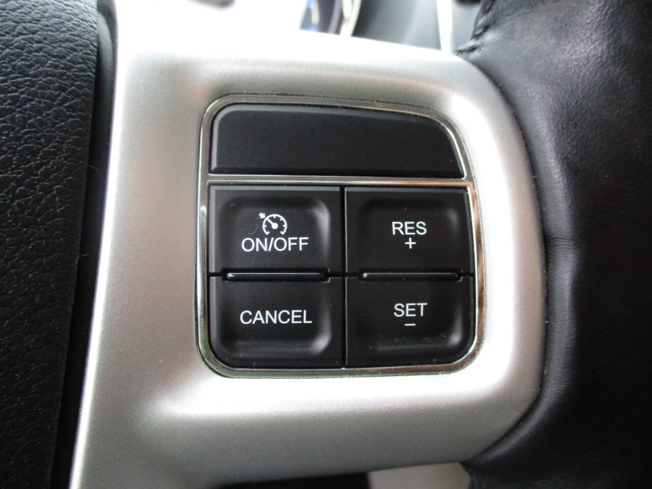 Used 2015 Chrysler Town & Country Touring-L w/ Driver Convenience Group FWD image 15