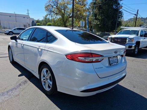 Used 2018 Ford Fusion SE w/ Fusion SE Technology Package image 4