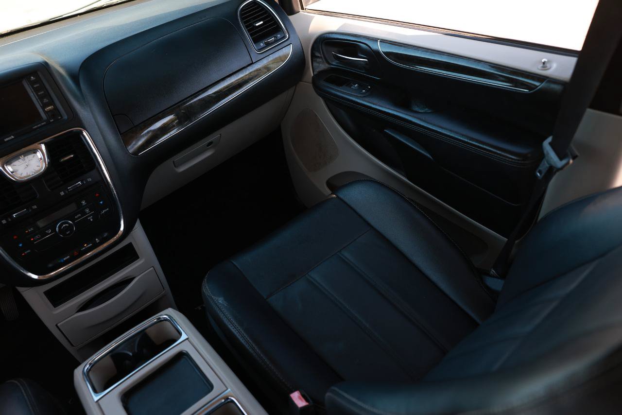 Used 2015 Chrysler Town & Country Touring FWD image 22