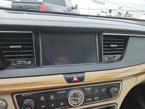 Used 2018 Kia Cadenza Premium w/ Luxury Package FWD image 20