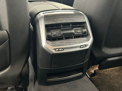 Used 2023 BMW 760i xDrive image 36