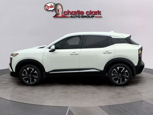 Used 2025 Nissan Kicks SV AWD/4WD image 2