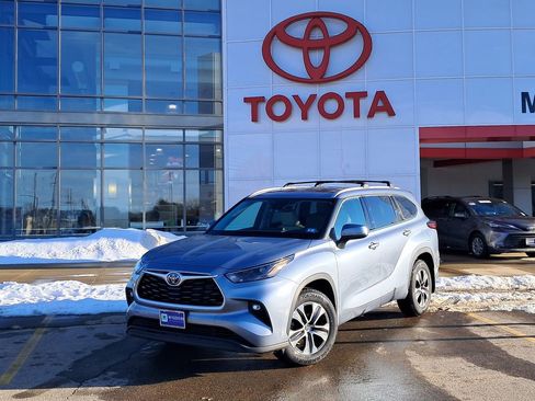 Used 2022 Toyota Highlander XLE image 1