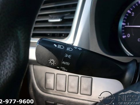 Used 2019 Toyota Highlander LE image 22