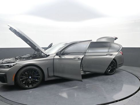 Used 2022 BMW 750i xDrive w/ Executive Package image 40