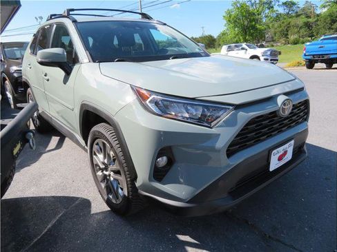 Used 2019 Toyota RAV4 XLE Premium w/ Cold Weather Package AWD/4WD image 16
