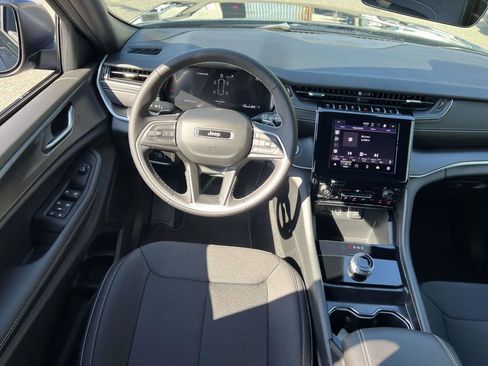 Used 2025 Jeep Grand Cherokee L Laredo AWD/4WD image 17