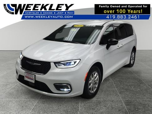 Used 2025 Chrysler Pacifica Select image 1