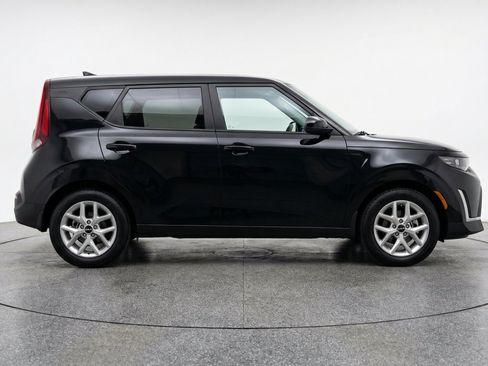 Used 2025 Kia Soul LX w/ LX Technology Package FWD image 11