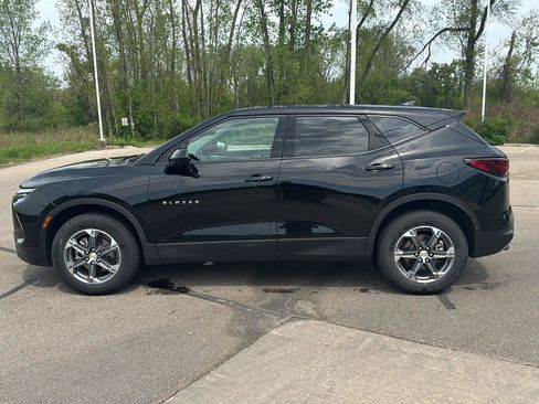Used 2025 Chevrolet Blazer LT AWD/4WD image 2