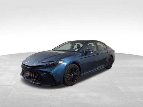 Used 2025 Toyota Camry SE FWD image 2