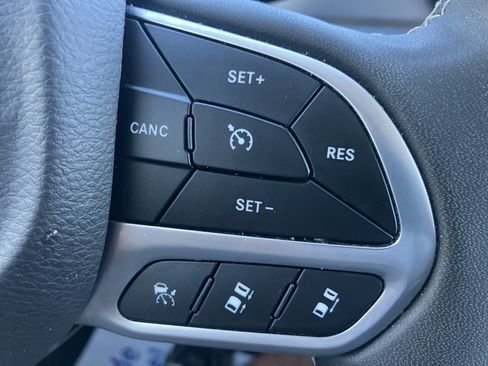 Used 2023 Chrysler Pacifica Touring-L FWD image 26