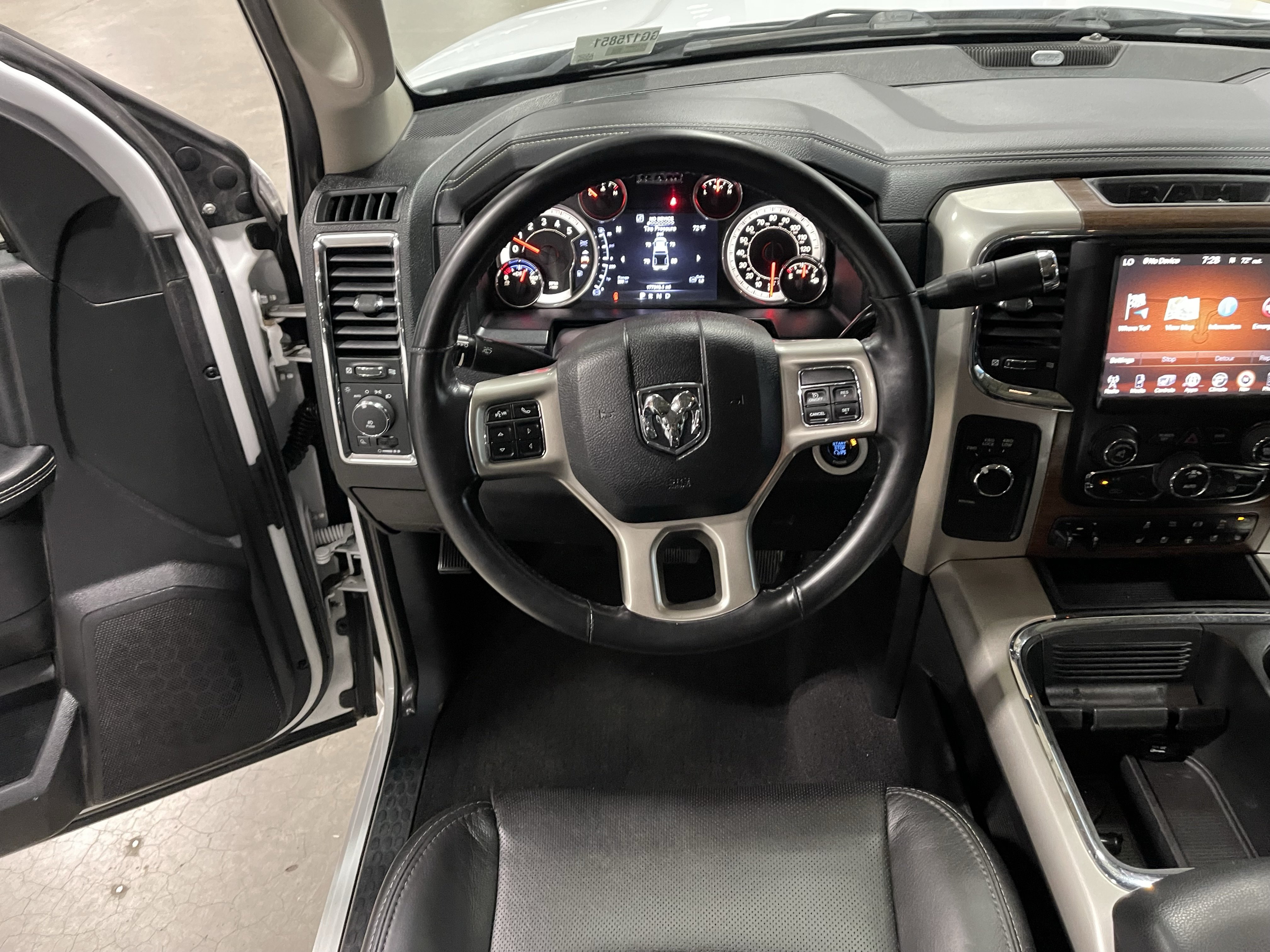 Used 2016 RAM 3500 Laramie w/ Convenience Group AWD/4WD image 14