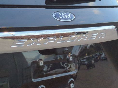 Used 2023 Ford Explorer XLT image 13