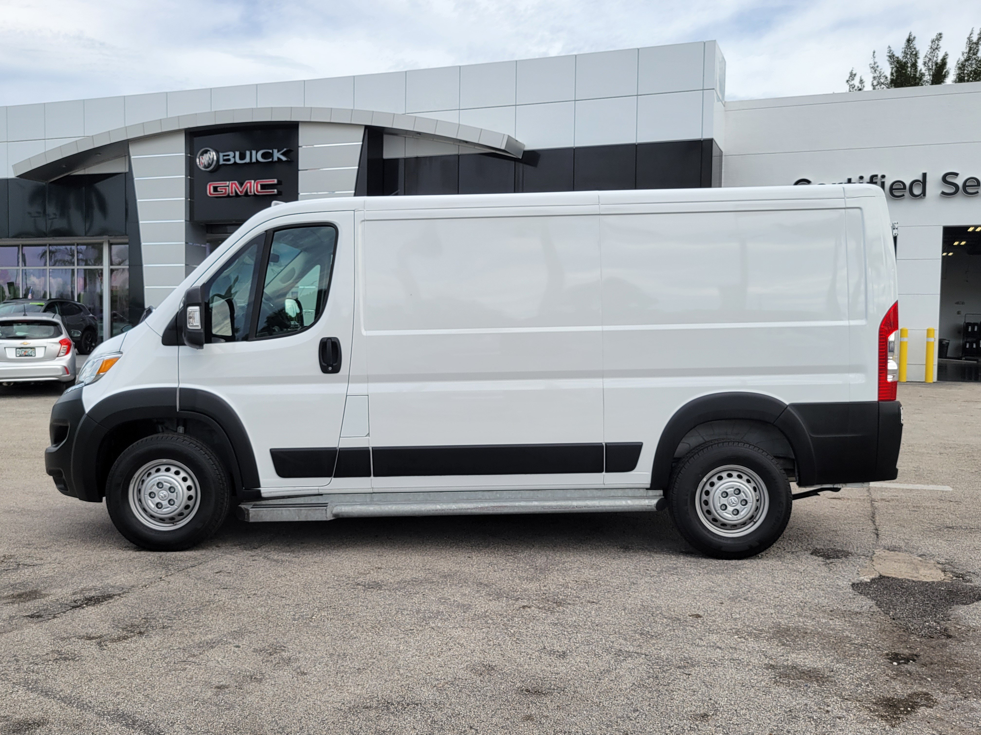 Used 2025 RAM ProMaster 2500 w/ U-Haul Equipment Group FWD image 8