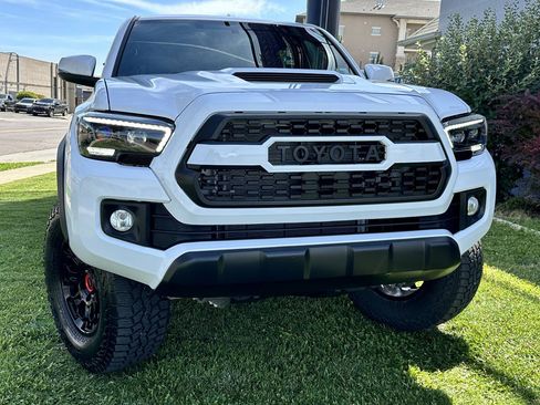 Used 2017 Toyota Tacoma TRD Off-Road AWD/4WD image 4