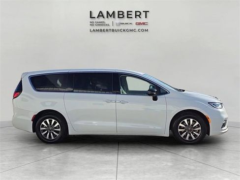Used 2024 Chrysler Pacifica Select image 6