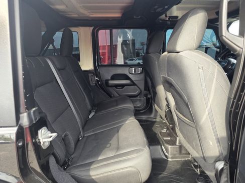 Used 2018 Jeep Wrangler Unlimited Sahara image 14