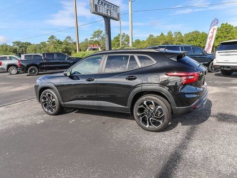 Used 2024 Chevrolet Trax RS w/ Sunroof Package FWD image 6