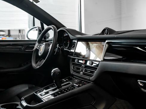 Certified 2026 Porsche Macan AWD/4WD image 31