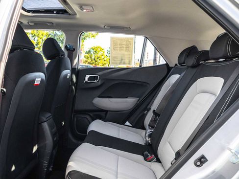 Used 2025 Hyundai Venue SEL image 16