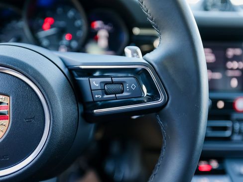 Certified 2025 Porsche Macan image 16