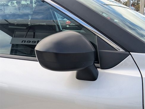 Used 2024 Nissan Rogue S image 12