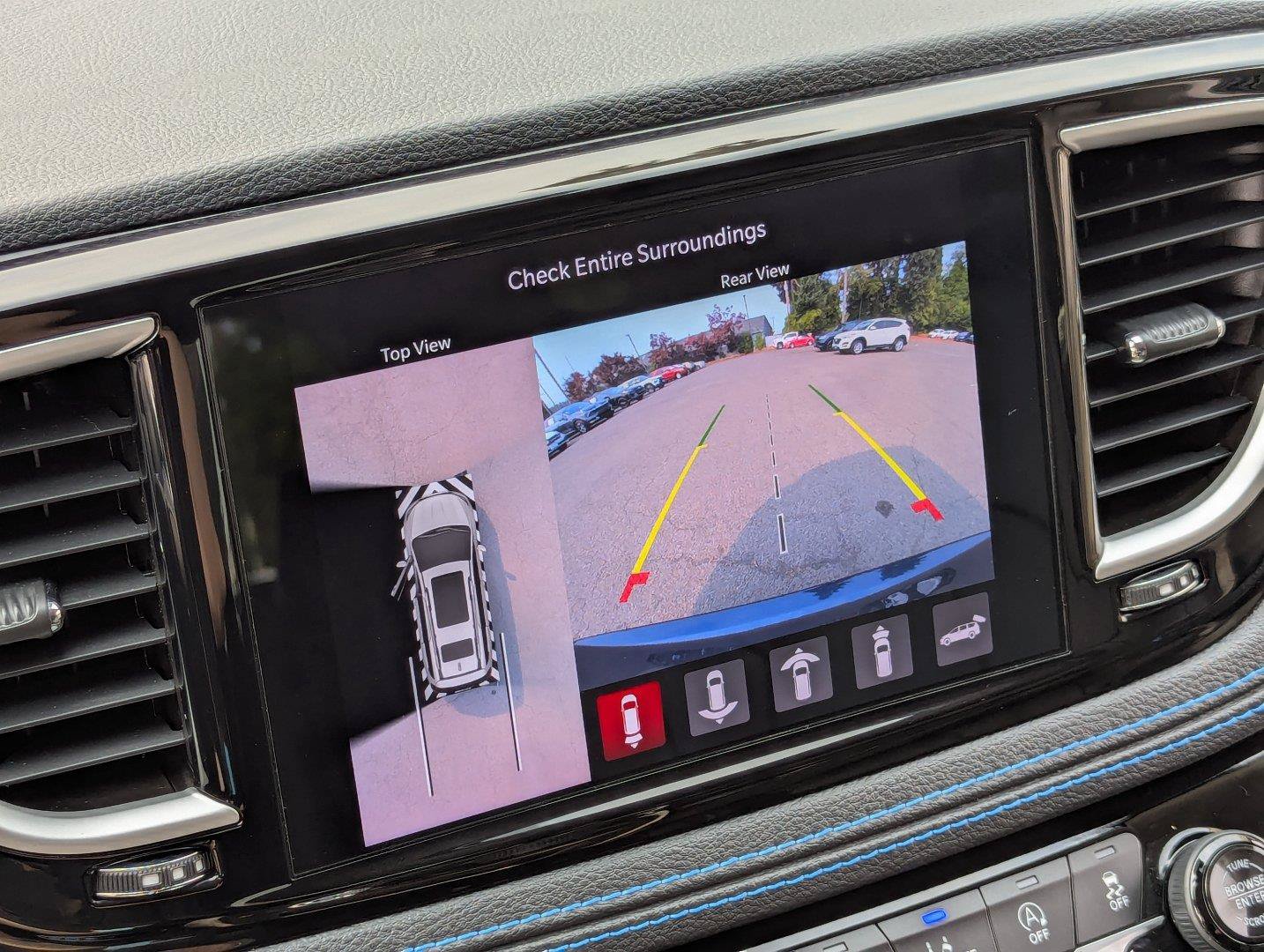 Used 2021 Chrysler Pacifica Touring-L w/ Uconnect Theater Family Group AWD/4WD image 19