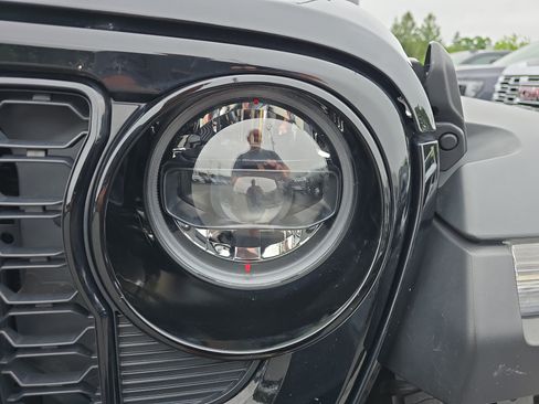 Used 2025 Jeep Wrangler Willys AWD/4WD image 8