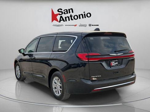 New 2026 Chrysler Pacifica Select image 6