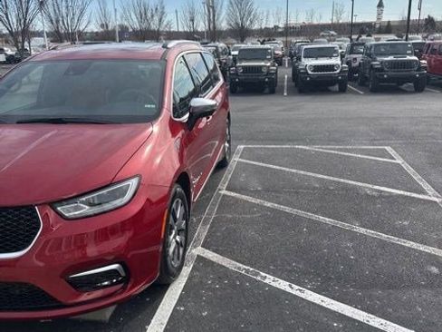 Used 2025 Chrysler Pacifica Pinnacle image 2