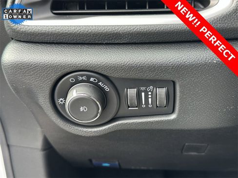 Used 2025 Chrysler Pacifica Select image 27