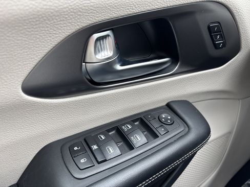 Used 2023 Chrysler Pacifica Touring-L FWD image 29
