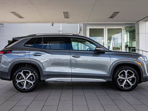 Certified 2025 Volkswagen Tiguan SE image 3