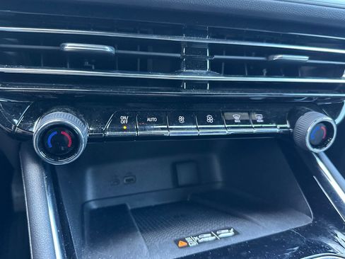 Used 2026 Chevrolet Traverse LT w/ LPO, Floor Liner Package FWD image 26
