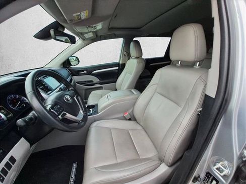 Used 2019 Toyota Highlander XLE FWD image 12