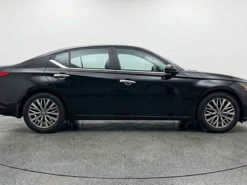 Used 2025 Nissan Altima 2.5 SV FWD image 11