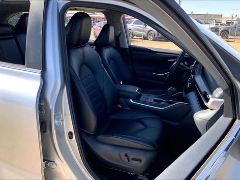 Used 2023 Toyota Highlander XLE image 9