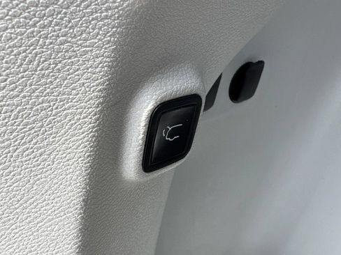 Used 2019 Jeep Cherokee Limited FWD image 12