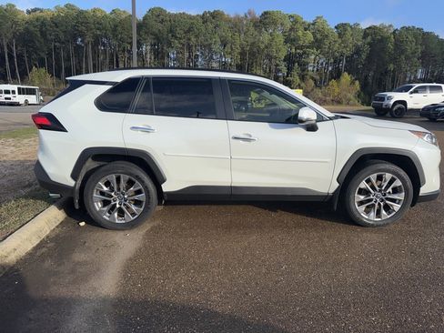 Used 2019 Toyota RAV4 Limited image 4