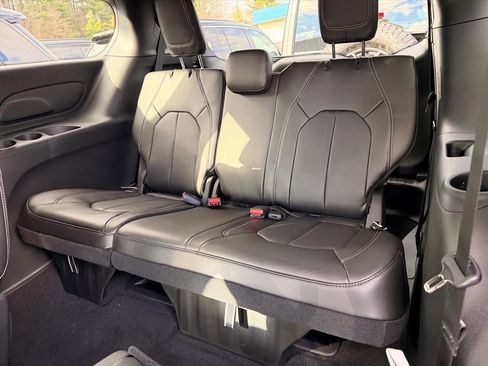 New 2026 Chrysler Pacifica Select image 10