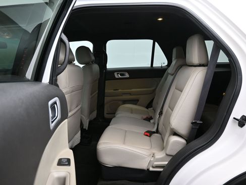 Used 2015 Ford Explorer XLT w/ Equipment Group 202A FWD image 11