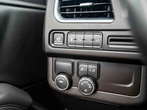 Used 2021 Chevrolet Suburban LT RWD image 13