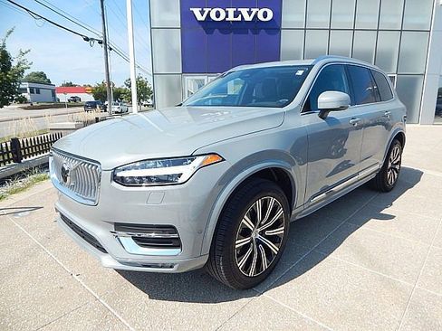 Certified 2025 Volvo XC90 B6 Plus image 3