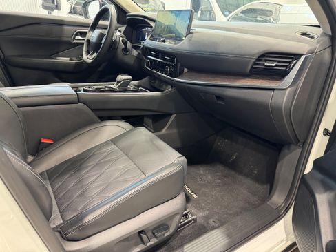 Used 2025 Nissan Rogue Platinum w/ Tech Package AWD/4WD image 13