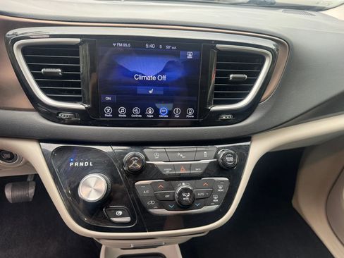 Used 2017 Chrysler Pacifica Touring-L FWD image 15