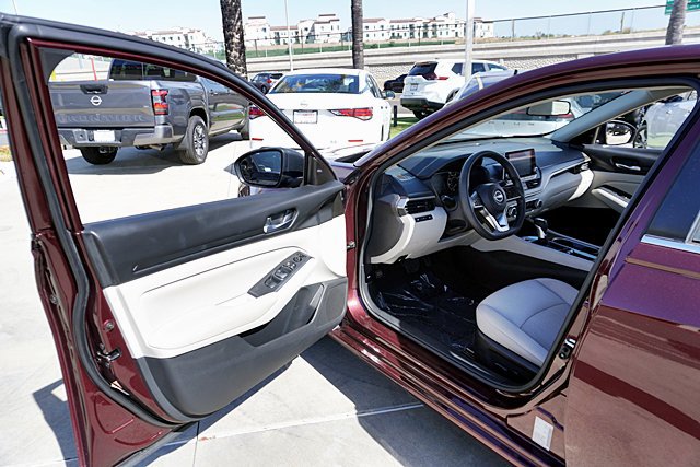 Used 2024 Nissan Altima 2.5 SV FWD image 46