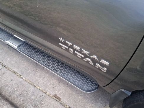 Used 2017 Nissan Titan SV RWD image 5